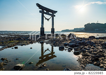 不知火海に浮かぶ鳥居が夕暮れに浮かぶ風景 不知火海に浮かぶ鳥居が夕暮れに浮かぶ風景 82220985