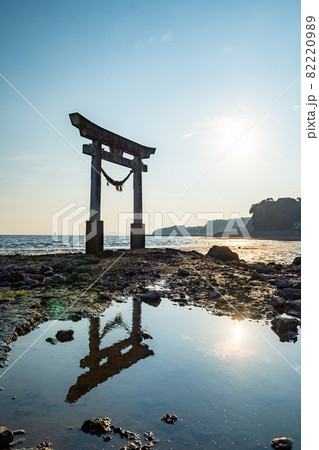 不知火海に浮かぶ鳥居が夕暮れに浮かぶ風景 不知火海に浮かぶ鳥居が夕暮れに浮かぶ風景 82220989