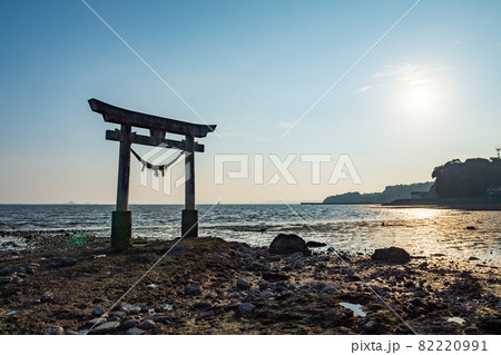 不知火海に浮かぶ鳥居が夕暮れに浮かぶ風景 不知火海に浮かぶ鳥居が夕暮れに浮かぶ風景 82220991