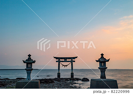 不知火海に浮かぶ鳥居が夕暮れに浮かぶ風景 不知火海に浮かぶ鳥居が夕暮れに浮かぶ風景 82220996