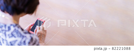 シニア　スマホ　操作する　【 振り込め詐欺 の イメージ 】 82221088