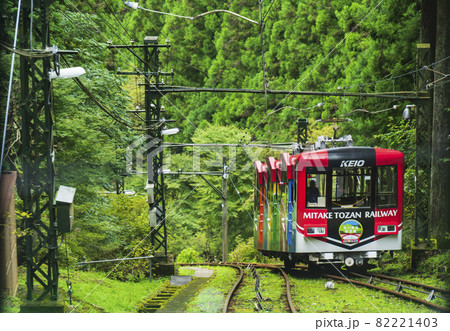 御岳山ケーブルカー車両交換ポイントですれ違う「御嶽号」【東京都・青梅市】 82221403