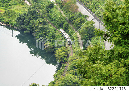 只見川と只見線の列車 福島県金山町 只見川と只見線の列車 福島県金山町 82221548