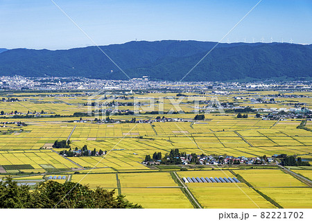 収穫時期の会津盆地の風景と只見線の列車　蓋沼からの俯瞰　福島県会津美里町 82221702