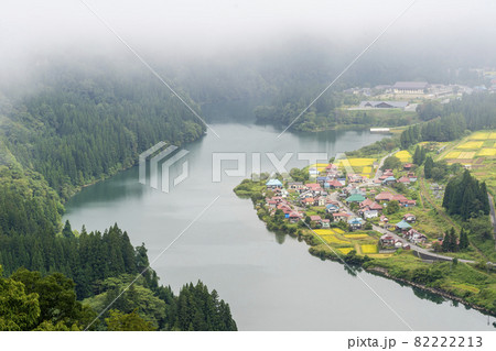 只見線の列車と朝霧漂う大志集落　福島県金山町 82222213
