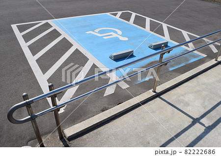 車椅子マーク 障害者用駐車場 82222686