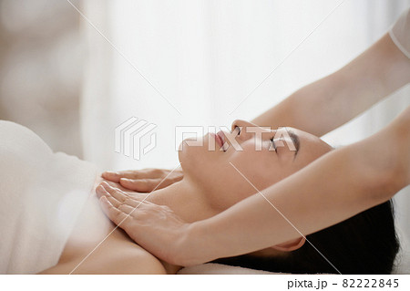 エステサロンでマッサージを受けるミドルの女性 82222845