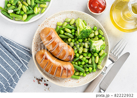 Turkey sausages with green peas and broccoli Turkey sausages with green peas and broccoli 82222932
