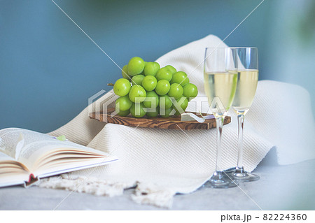 大粒のシャインマスカットとワイン おしゃれな背景 ふるさと納税の返礼品 大粒のシャインマスカットとワイン おしゃれな背景 ふるさと納税の返礼品 82224360