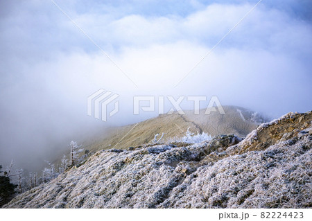 霧氷に覆われる早朝の剣山 82224423