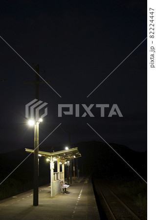 夜明け前の山陰本線長門粟野駅のプラットホーム 82224447