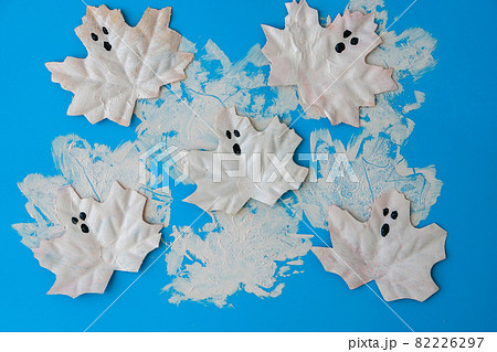 Maple leaf with painted face as decoration for autumn Halloween holiday celebration. Halloween party in October. Holiday Diy preparation. Step by Step Maple leaf with painted face as decoration for autumn Halloween holiday celebration. Halloween party in October. Holiday Diy preparation. Step by Step 82226297