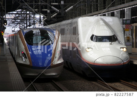 引退間際の上越新幹線E4系と新型E7系の並び（新潟駅） 82227587