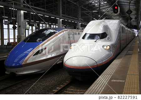 引退間際の上越新幹線E4系と新型E7系の並び（新潟駅） 82227591