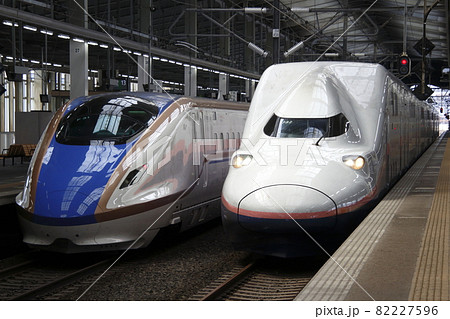 引退間際の上越新幹線E4系と新型E7系の並び（新潟駅） 82227596