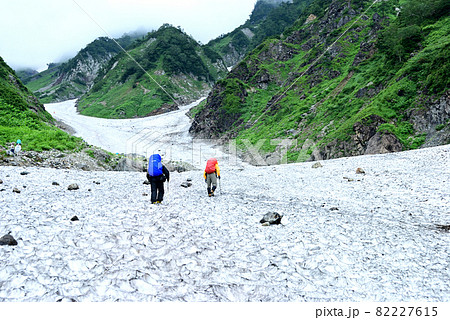 白馬大雪渓取り付きから登り出しの登山者 白馬大雪渓取り付きから登り出しの登山者 82227615