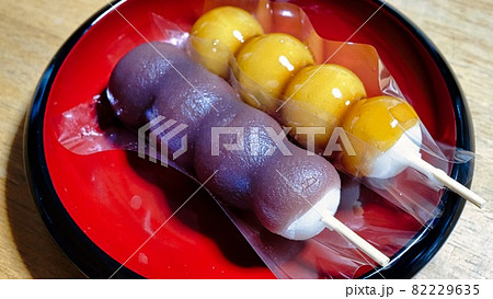 ラップに包まれた串団子 82229635
