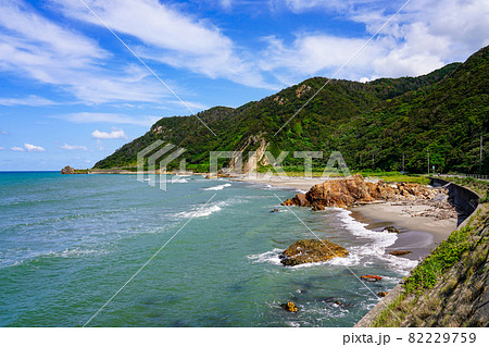 寺泊の浦浜海岸　日本海の絶景が続く越後七浦シーサイドライン（新潟県長岡市寺泊野積） 82229759
