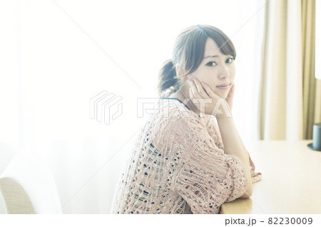 頬杖をつく女性 頬杖をつく女性 82230009