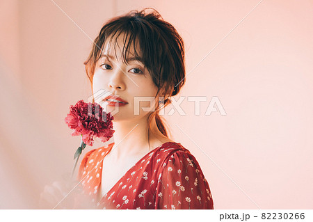 一輪の花と女の子 82230266