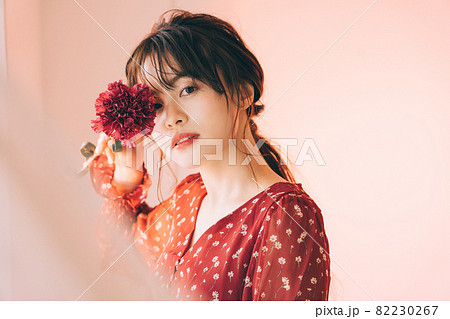 一輪の花と女の子 82230267