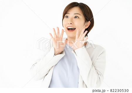ミドル女性　驚く　ビジネスウーマン  82230530