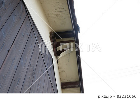屋根の裏側、軒天(軒裏)が強風・劣化により剥がれている 屋根の裏側、軒天(軒裏)が強風・劣化により剥がれている 82231066