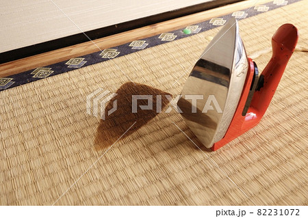 アイロンにより焦げ目のついた畳 82231072