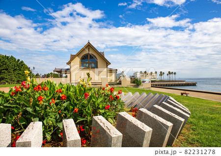 花壇越しに見る神戸舞子公園にある旧武藤山治邸 82231278