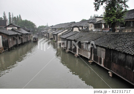中国、浙江省、烏鎮、運河沿いの家並、江南水郷、古鎮（古い街並みの残る風情ある町） 82231717