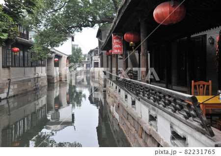 中国、江蘇省、錦渓、運河沿いの茶館、アーケード、江南水郷、古鎮（古い街並みの残る風情ある町） 82231765