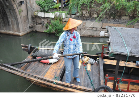 中国、江蘇省、錦渓、運河の遊覧船の船頭、江南水郷、古鎮(古い街並みの残る風情ある町) 中国、江蘇省、錦渓、運河の遊覧船の船頭、江南水郷、古鎮(古い街並みの残る風情ある町) 82231770