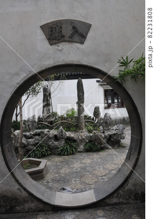 中国、蘇州、獅子林、丸い洞門（穴のような形で作った入口）、蘇州四大名園 82231808