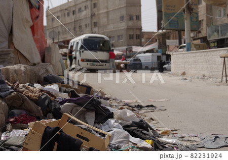 【ヨルダン】ザルカ、街角に山積みになったゴミ 【ヨルダン】ザルカ、街角に山積みになったゴミ 82231924