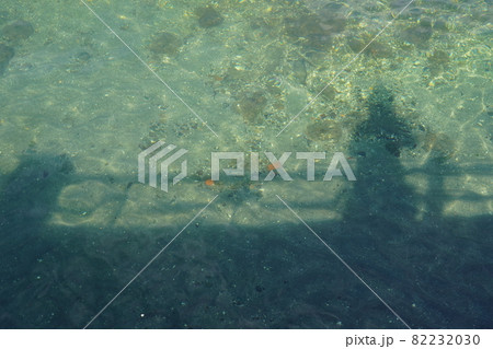 山下公園の海を眺める人影 82232030