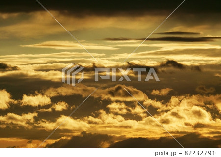 初秋の朝空・朝日に照らされた雲 82232791