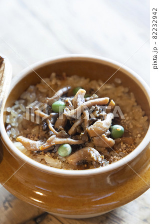 【日本料理】しめじの釜飯 【日本料理】しめじの釜飯 82232942