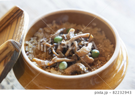 【日本料理】しめじの釜飯 【日本料理】しめじの釜飯 82232943