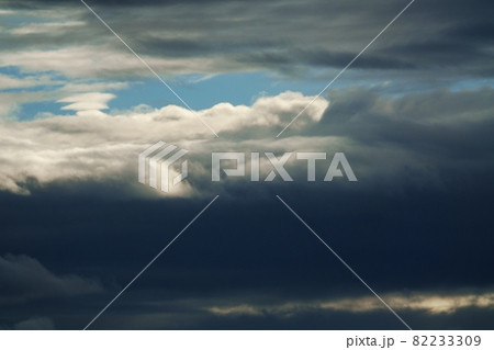 初秋の朝空・朝日に照らされた雲 82233309