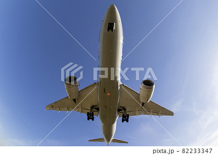 着陸態勢の旅客機の下側 着陸態勢の旅客機の下側 82233347