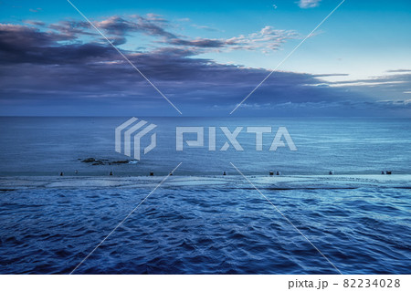 Infinity pool by the ocean 82234028