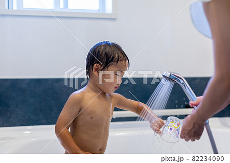 お風呂で遊ぶ幼児 バスタイムの写真素材