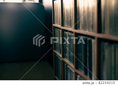 CDが詰まった棚 82234215
