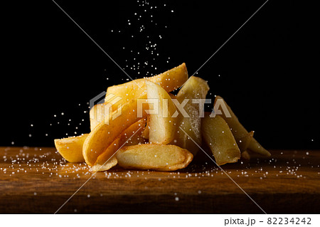 フライドポテトに塩をふりかける フライドポテトに塩をふりかける 82234242