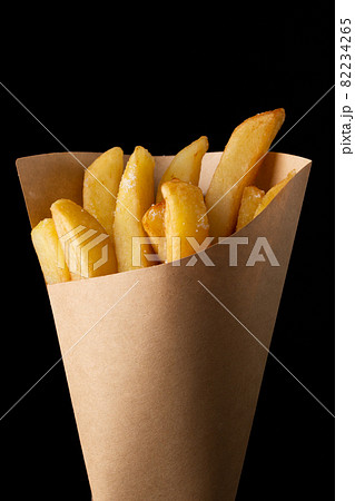 黒バックにフライドポテト 82234265