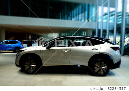 ミニチュアジオラマ風写真　日産本社ショールムのアリア 82234557