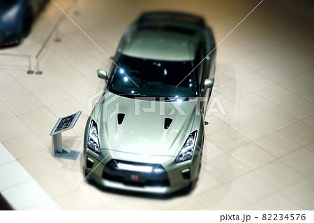 ミニチュアジオラマ風写真　日産本社ショールムのGT-R 82234576