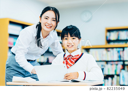 塾で勉強する中学生の女の子　撮影協力：中央工学校附属日本語学校 82235049