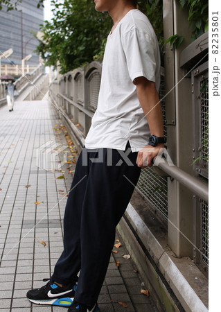手すりに寄りかかる男性 手すりに寄りかかる男性 82235801