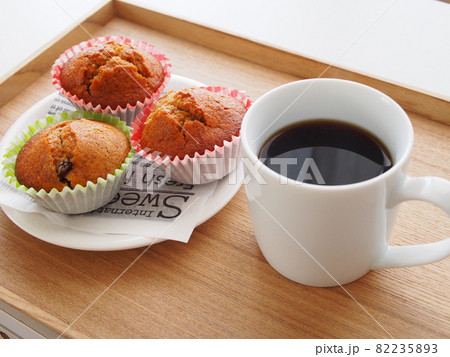 ウッドトレーにのったお手製カップケーキとコーヒー ウッドトレーにのったお手製カップケーキとコーヒー 82235893